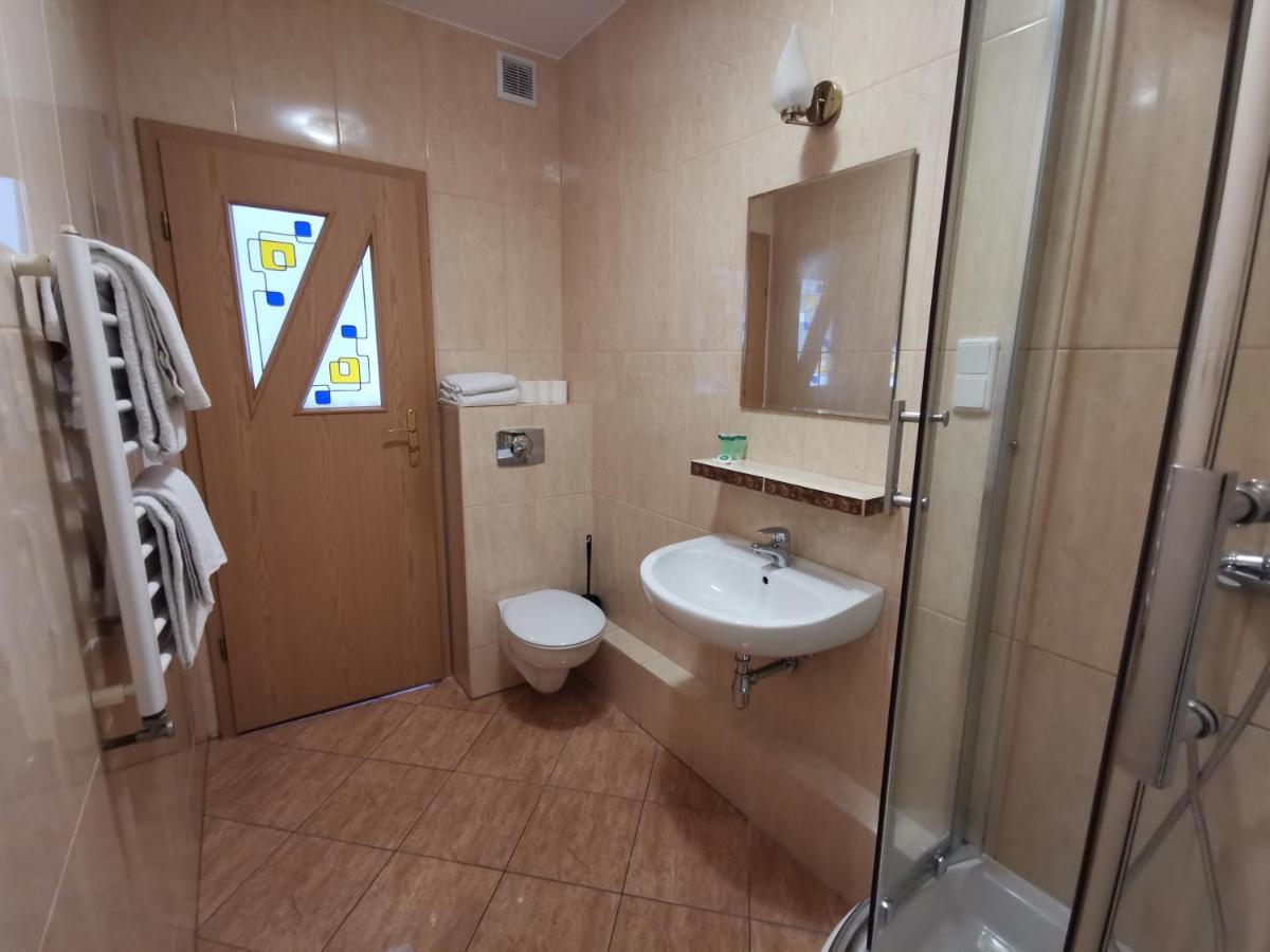 Hotel Zieliniec Познань Экстерьер фото