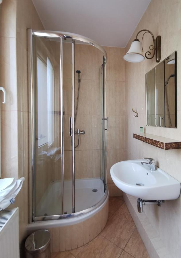 Hotel Zieliniec Познань Экстерьер фото