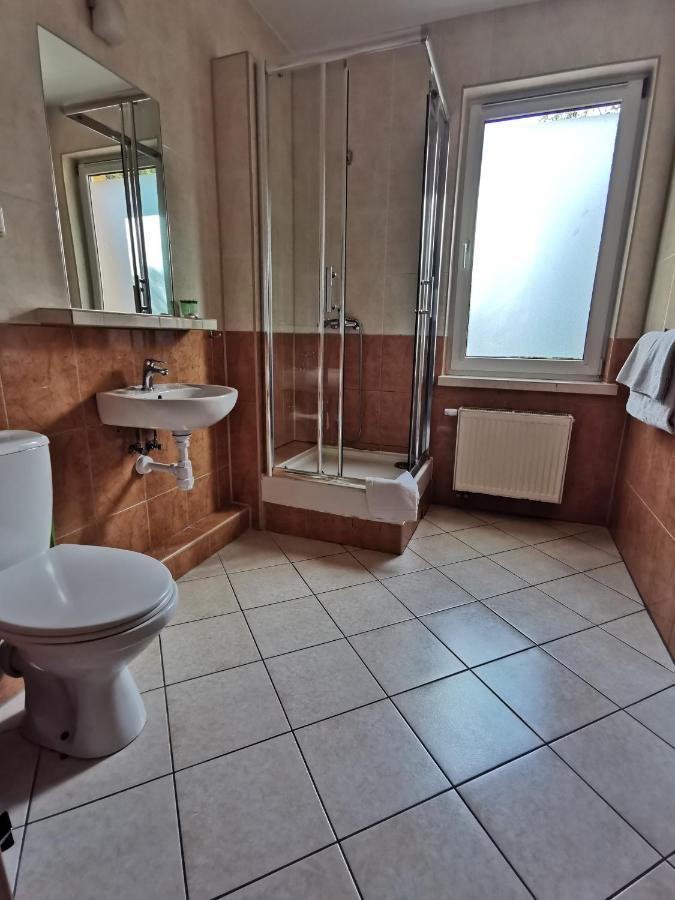 Hotel Zieliniec Познань Экстерьер фото