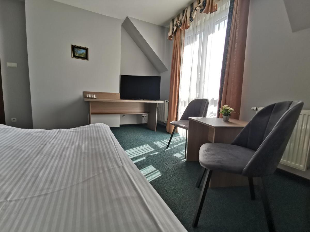 Hotel Zieliniec Познань Экстерьер фото