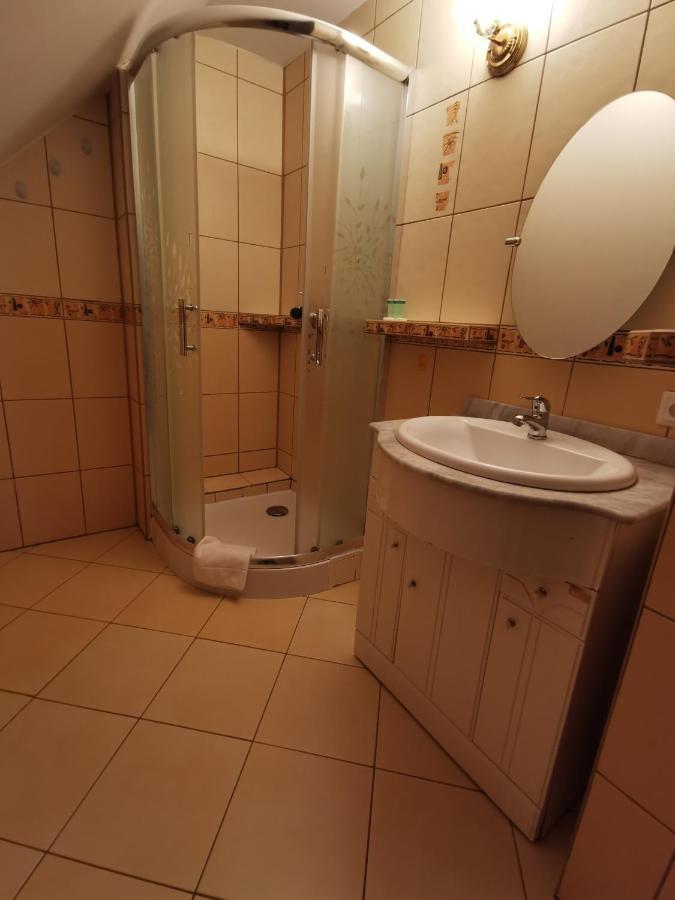 Hotel Zieliniec Познань Экстерьер фото
