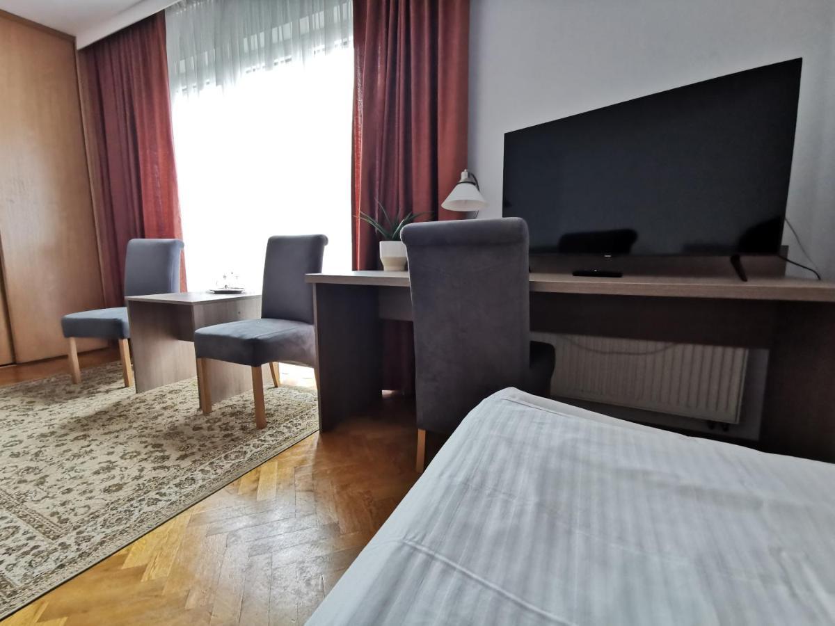 Hotel Zieliniec Познань Экстерьер фото