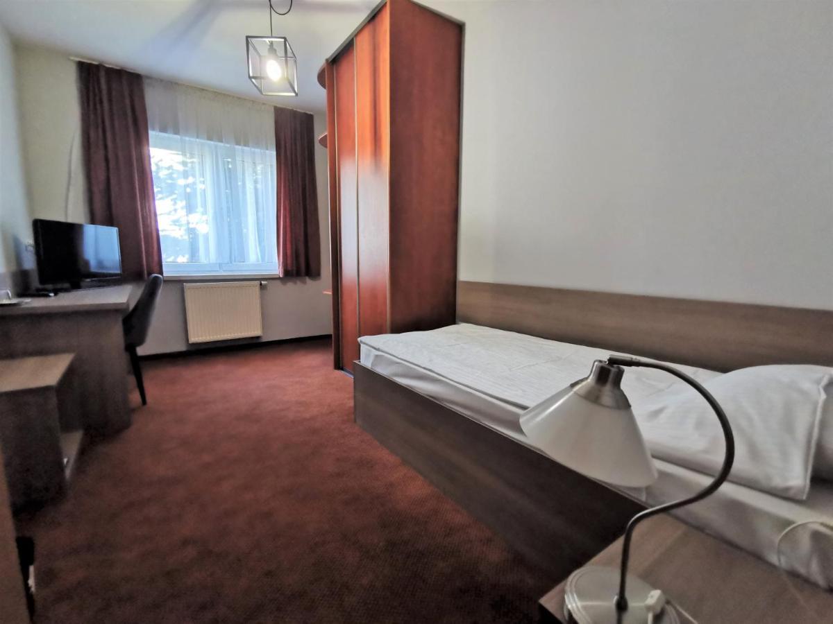 Hotel Zieliniec Познань Экстерьер фото