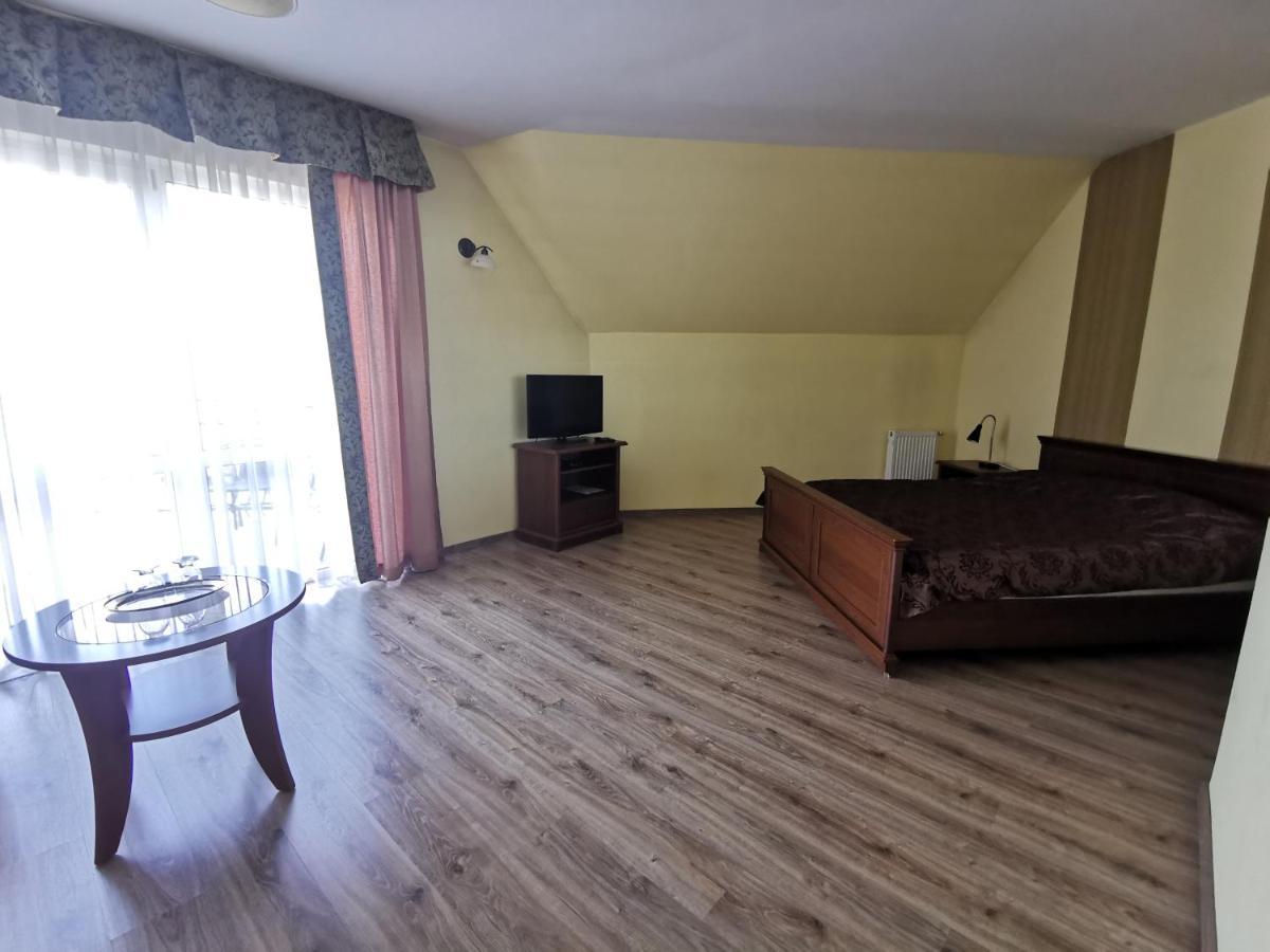 Hotel Zieliniec Познань Экстерьер фото