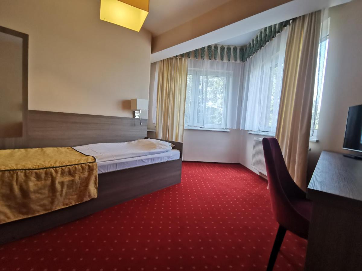 Hotel Zieliniec Познань Экстерьер фото
