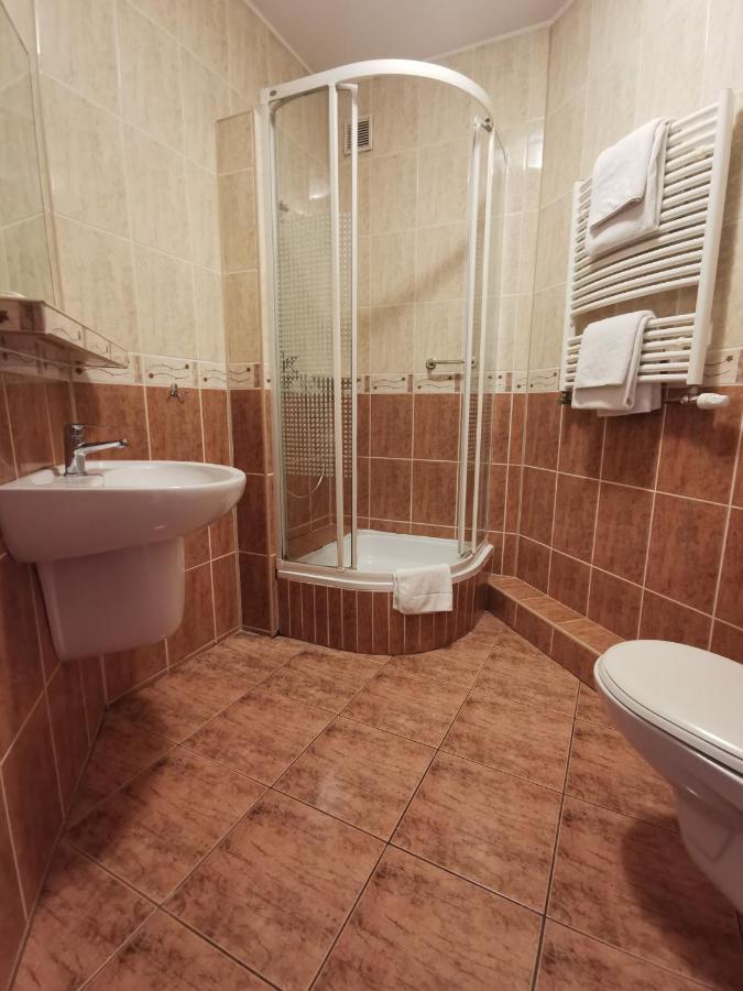 Hotel Zieliniec Познань Экстерьер фото